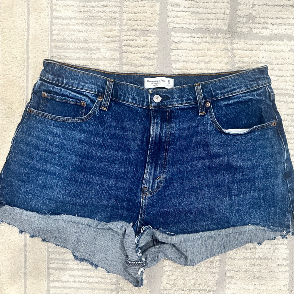 Abercrombie and Fitch: The Mom Short High Rise